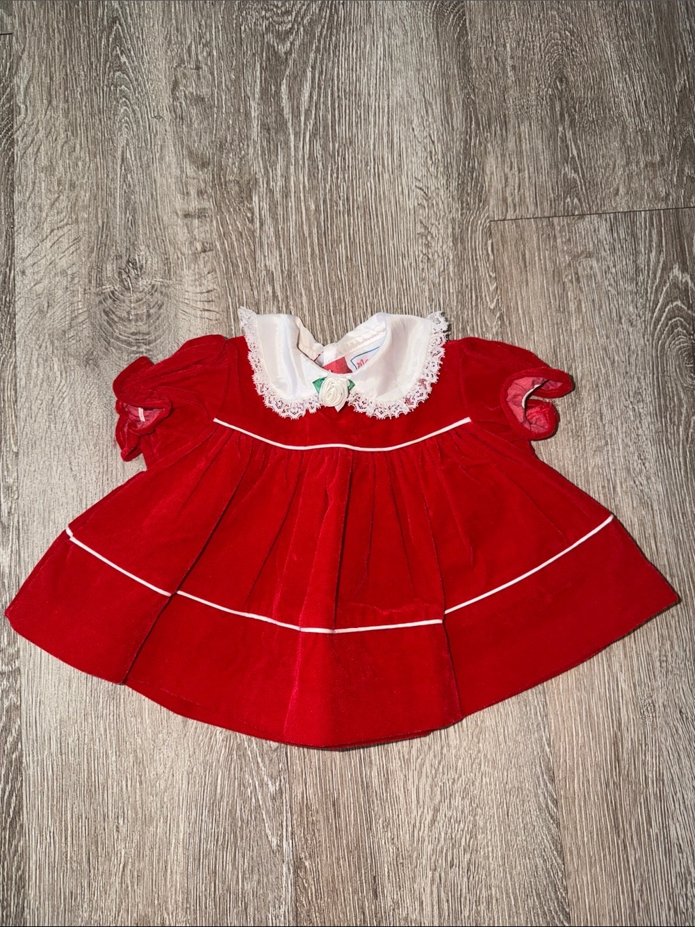 Vintage Roanna red velvet baby girl
Christmas dress size 0-6 months special